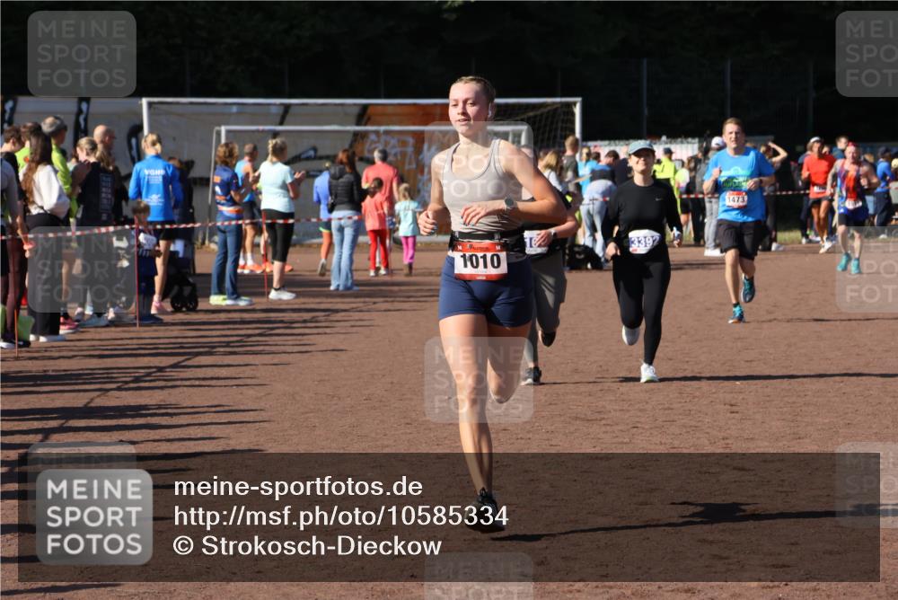 27.09.2026 - 35. Volkslauf durch das schöne Alstertal Strokosch-Dieckow http://msf.ph/oto/10585334 27.09.2026 11:47:05 Ziel 1010, 1473, 2101, 3392 meine-sportfotos.de