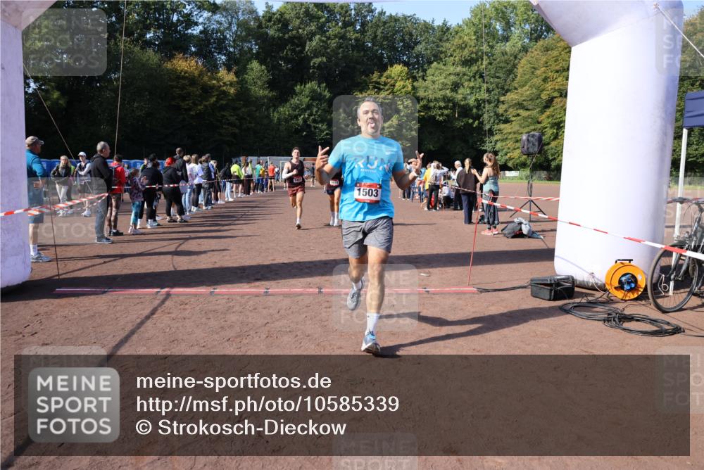 27.09.2026 - 35. Volkslauf durch das schöne Alstertal Strokosch-Dieckow http://msf.ph/oto/10585339 27.09.2026 11:49:18 Ziel 1009, 1018, 1455, 1475, 1503, 2982 meine-sportfotos.de