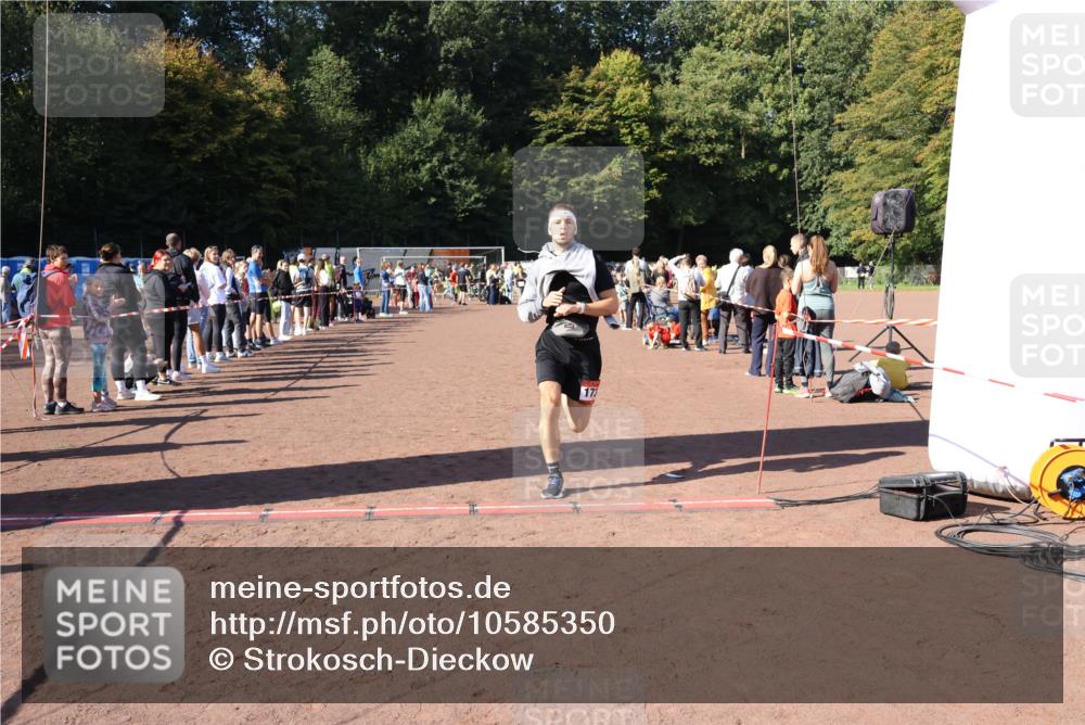 27.09.2026 - 35. Volkslauf durch das schöne Alstertal Strokosch-Dieckow http://msf.ph/oto/10585350 27.09.2026 11:46:59 Ziel 1010, 1734 meine-sportfotos.de