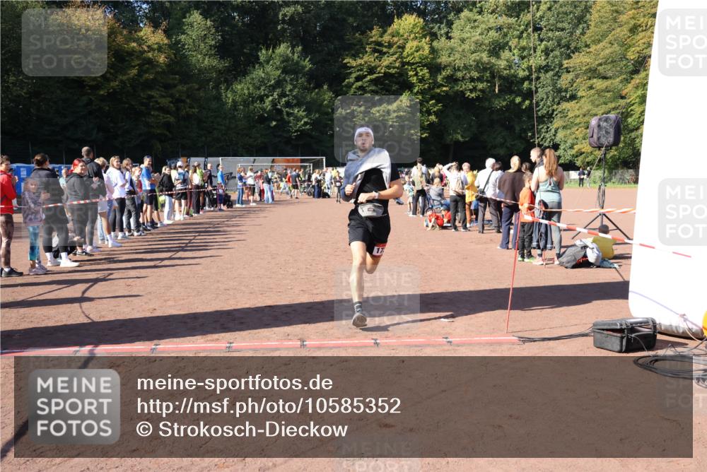 27.09.2026 - 35. Volkslauf durch das schöne Alstertal Strokosch-Dieckow http://msf.ph/oto/10585352 27.09.2026 11:46:59 Ziel 1010, 1734 meine-sportfotos.de