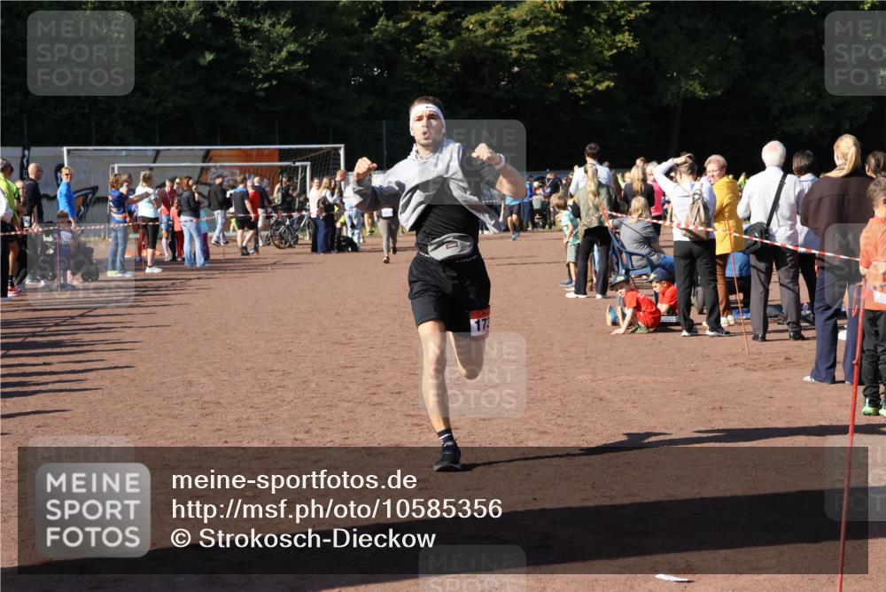 27.09.2026 - 35. Volkslauf durch das schöne Alstertal Strokosch-Dieckow http://msf.ph/oto/10585356 27.09.2026 11:46:59 Ziel 1010, 1734 meine-sportfotos.de