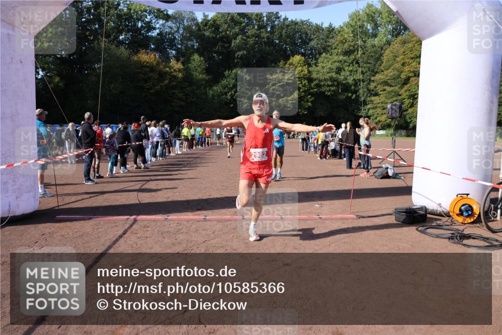27.09.2026 - 35. Volkslauf durch das schöne Alstertal Strokosch-Dieckow http://msf.ph/oto/10585366 27.09.2026 11:49:17 Ziel 1018, 1455, 1475, 1503, 2982 meine-sportfotos.de