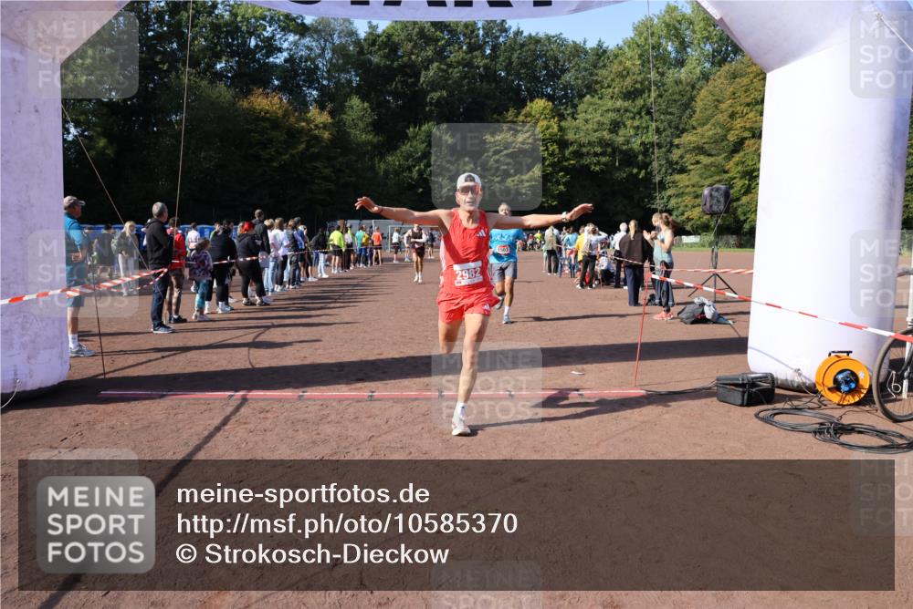 27.09.2026 - 35. Volkslauf durch das schöne Alstertal Strokosch-Dieckow http://msf.ph/oto/10585370 27.09.2026 11:49:16 Ziel 1018, 1455, 1503, 2982 meine-sportfotos.de