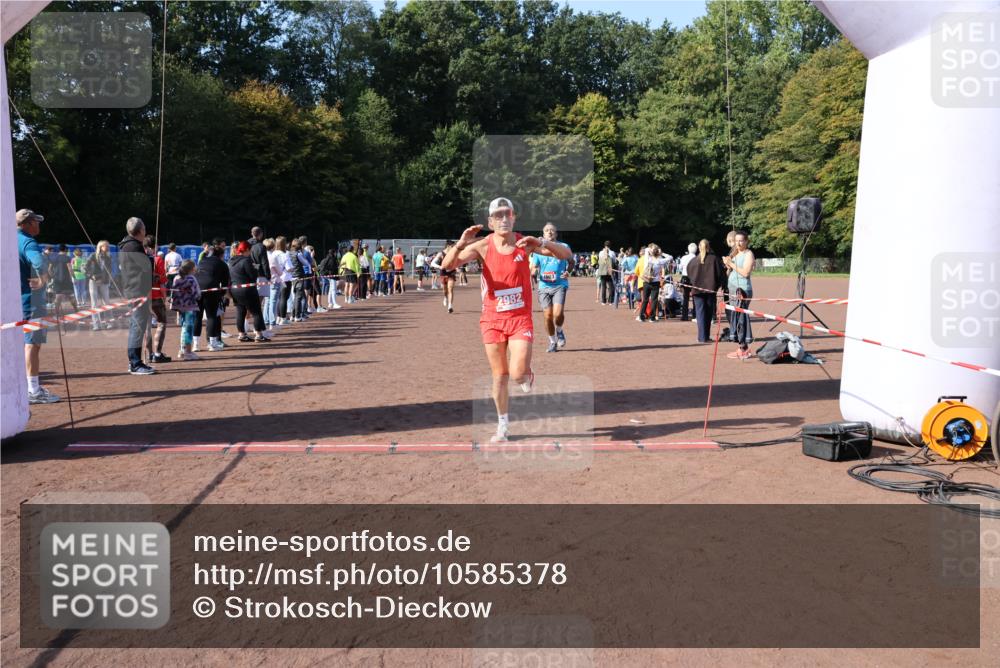 27.09.2026 - 35. Volkslauf durch das schöne Alstertal Strokosch-Dieckow http://msf.ph/oto/10585378 27.09.2026 11:49:16 Ziel 1018, 1455, 1503, 2982 meine-sportfotos.de