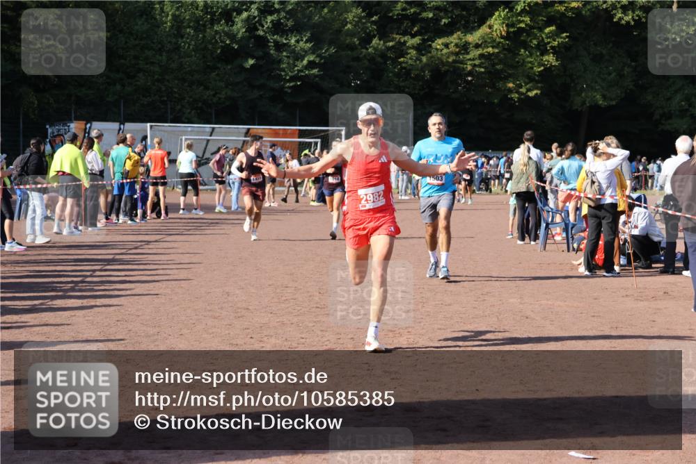 27.09.2026 - 35. Volkslauf durch das schöne Alstertal Strokosch-Dieckow http://msf.ph/oto/10585385 27.09.2026 11:49:15 Ziel 1018, 1455, 1503, 2982 meine-sportfotos.de
