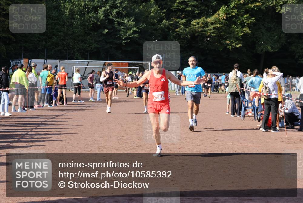 27.09.2026 - 35. Volkslauf durch das schöne Alstertal Strokosch-Dieckow http://msf.ph/oto/10585392 27.09.2026 11:49:15 Ziel 1018, 1455, 1503, 2982 meine-sportfotos.de