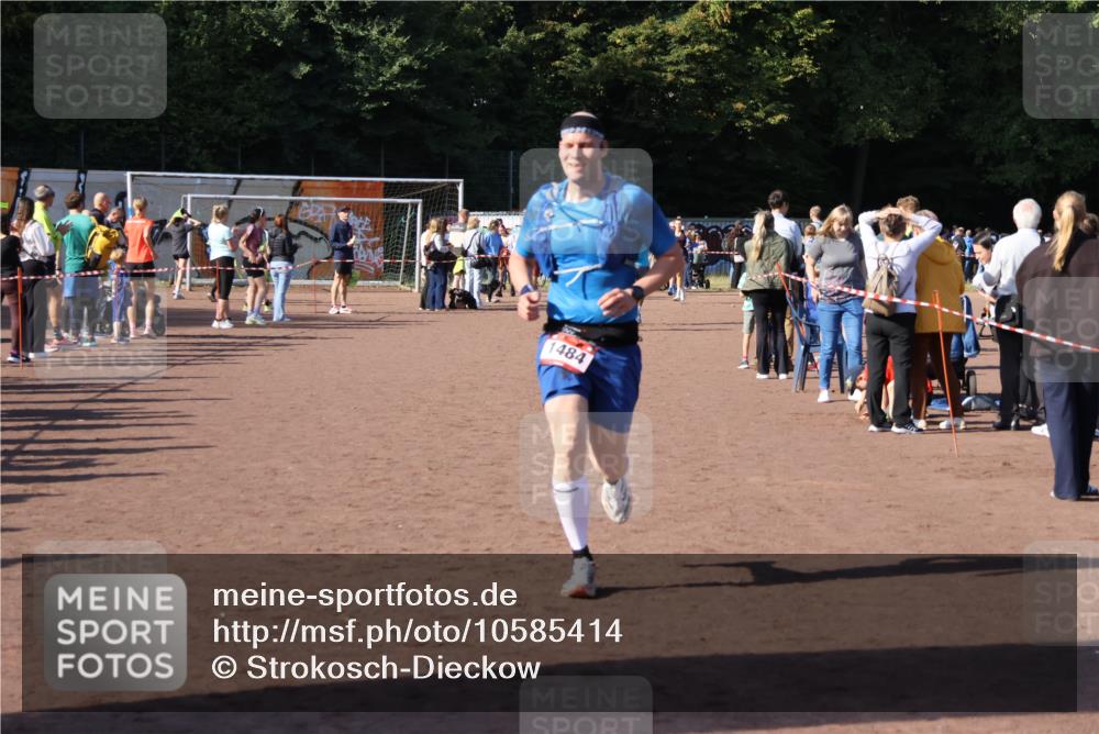 27.09.2026 - 35. Volkslauf durch das schöne Alstertal Strokosch-Dieckow http://msf.ph/oto/10585414 27.09.2026 11:49:09 Ziel 1484, 1503, 2982 meine-sportfotos.de