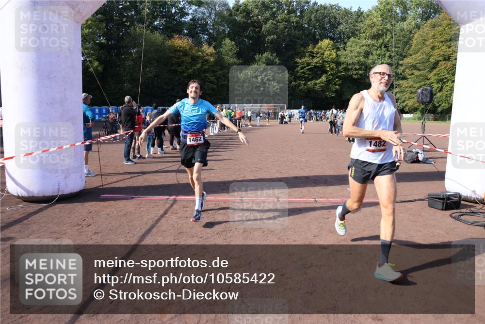 27.09.2026 - 35. Volkslauf durch das schöne Alstertal Strokosch-Dieckow http://msf.ph/oto/10585422 27.09.2026 11:49:04 Ziel 1462, 1482, 1484 meine-sportfotos.de