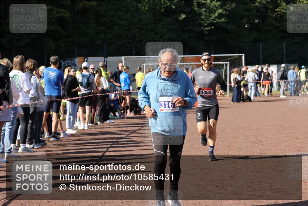 27.09.2026 - 35. Volkslauf durch das schöne Alstertal Strokosch-Dieckow http://msf.ph/oto/10585431 27.09.2026 11:46:41 Ziel 1485, 3161, 3952 meine-sportfotos.de