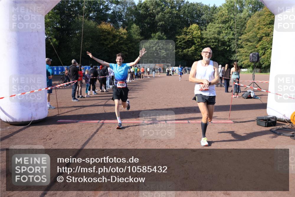 27.09.2026 - 35. Volkslauf durch das schöne Alstertal Strokosch-Dieckow http://msf.ph/oto/10585432 27.09.2026 11:49:03 Ziel 1462, 1482, 1484 meine-sportfotos.de