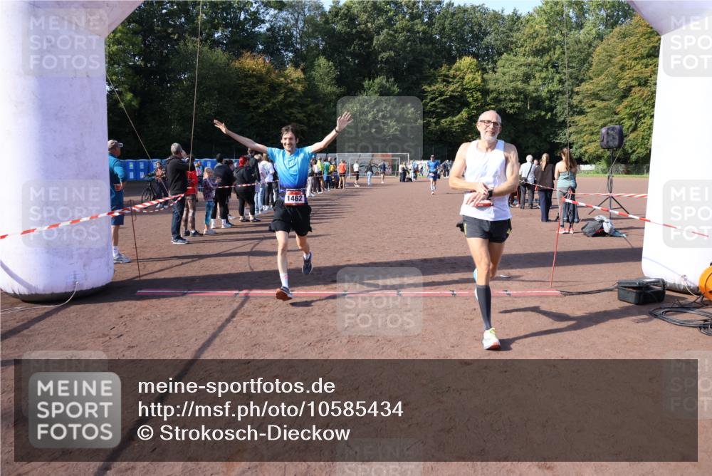 27.09.2026 - 35. Volkslauf durch das schöne Alstertal Strokosch-Dieckow http://msf.ph/oto/10585434 27.09.2026 11:49:03 Ziel 1462, 1482, 1484 meine-sportfotos.de