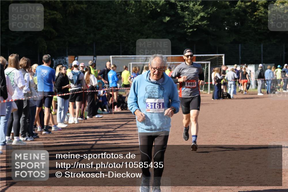27.09.2026 - 35. Volkslauf durch das schöne Alstertal Strokosch-Dieckow http://msf.ph/oto/10585435 27.09.2026 11:46:41 Ziel 1485, 3161, 3952 meine-sportfotos.de