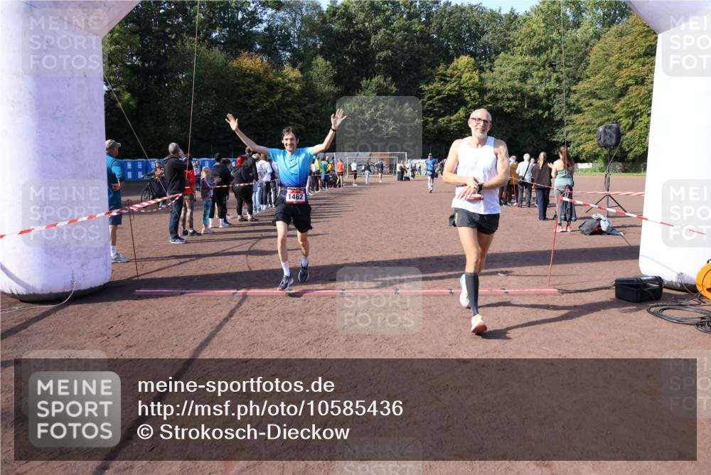 27.09.2026 - 35. Volkslauf durch das schöne Alstertal Strokosch-Dieckow http://msf.ph/oto/10585436 27.09.2026 11:49:03 Ziel 1462, 1482, 1484 meine-sportfotos.de