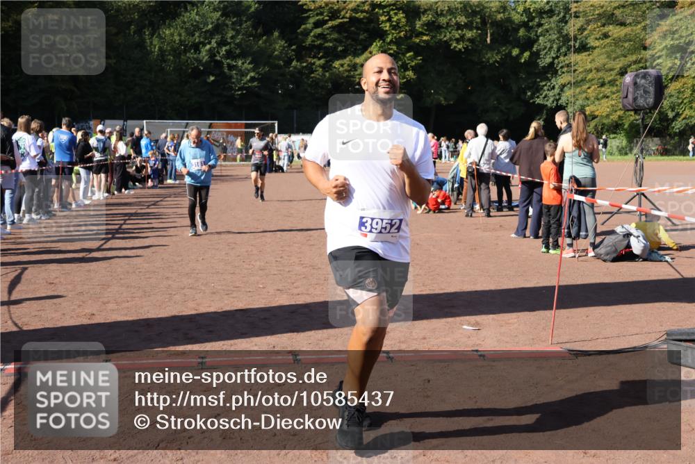 27.09.2026 - 35. Volkslauf durch das schöne Alstertal Strokosch-Dieckow http://msf.ph/oto/10585437 27.09.2026 11:46:39 Ziel 1485, 3161, 3952 meine-sportfotos.de
