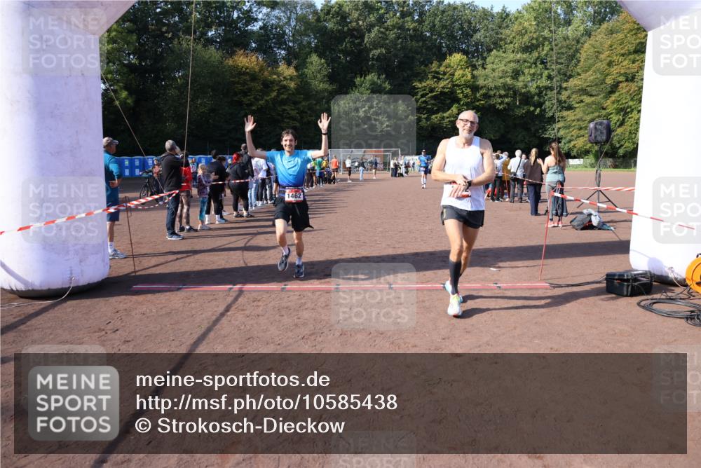 27.09.2026 - 35. Volkslauf durch das schöne Alstertal Strokosch-Dieckow http://msf.ph/oto/10585438 27.09.2026 11:49:03 Ziel 1462, 1482, 1484 meine-sportfotos.de