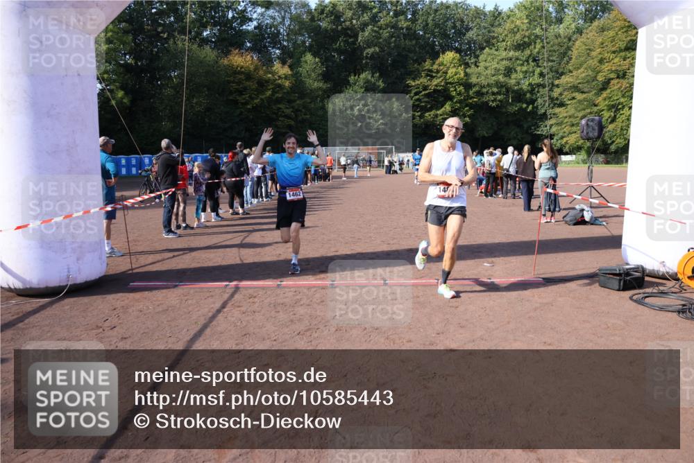 27.09.2026 - 35. Volkslauf durch das schöne Alstertal Strokosch-Dieckow http://msf.ph/oto/10585443 27.09.2026 11:49:03 Ziel 1462, 1482, 1484 meine-sportfotos.de