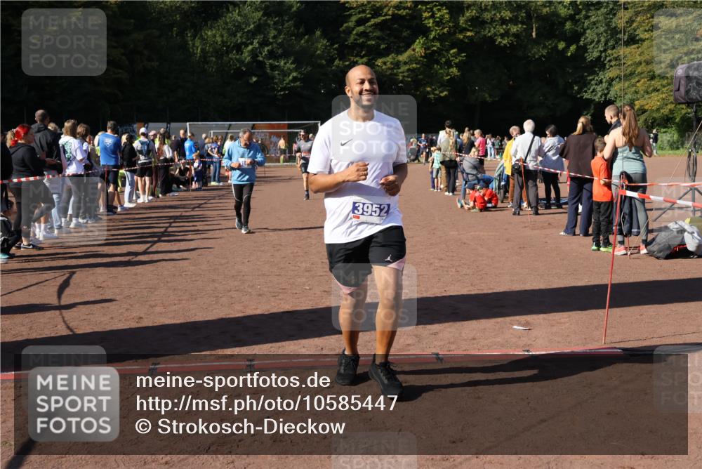 27.09.2026 - 35. Volkslauf durch das schöne Alstertal Strokosch-Dieckow http://msf.ph/oto/10585447 27.09.2026 11:46:38 Ziel 1485, 2215, 3070, 3073, 3161, 3952 meine-sportfotos.de
