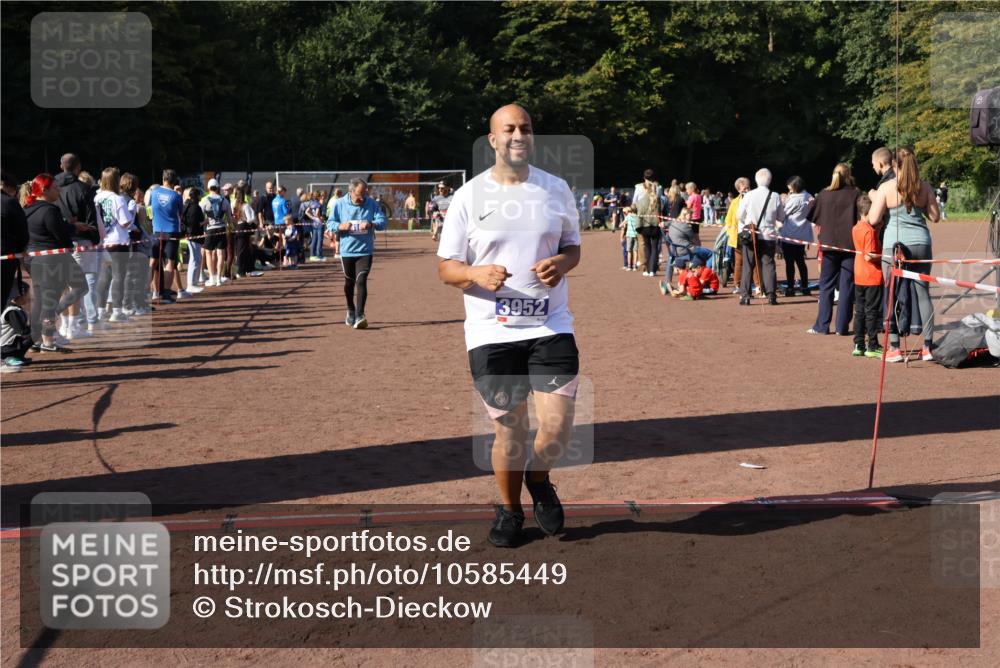 27.09.2026 - 35. Volkslauf durch das schöne Alstertal Strokosch-Dieckow http://msf.ph/oto/10585449 27.09.2026 11:46:38 Ziel 1485, 2215, 3070, 3073, 3161, 3952 meine-sportfotos.de