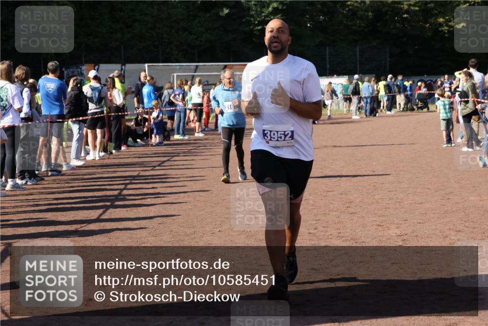27.09.2026 - 35. Volkslauf durch das schöne Alstertal Strokosch-Dieckow http://msf.ph/oto/10585451 27.09.2026 11:46:37 Ziel 1485, 2215, 3070, 3073, 3161, 3952 meine-sportfotos.de