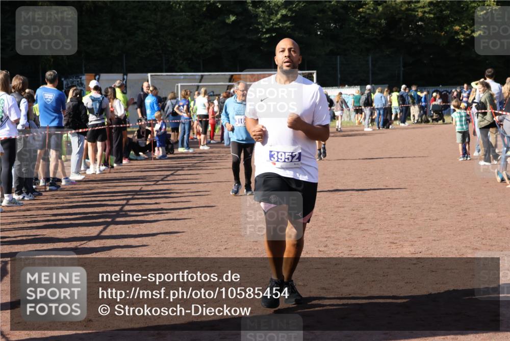 27.09.2026 - 35. Volkslauf durch das schöne Alstertal Strokosch-Dieckow http://msf.ph/oto/10585454 27.09.2026 11:46:37 Ziel 1485, 2215, 3070, 3073, 3161, 3952 meine-sportfotos.de