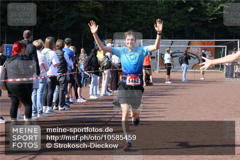 27.09.2026 - 35. Volkslauf durch das schöne Alstertal Strokosch-Dieckow http://msf.ph/oto/10585459 27.09.2026 11:49:02 Ziel 1462, 1482, 1484, 3362, 3998 meine-sportfotos.de