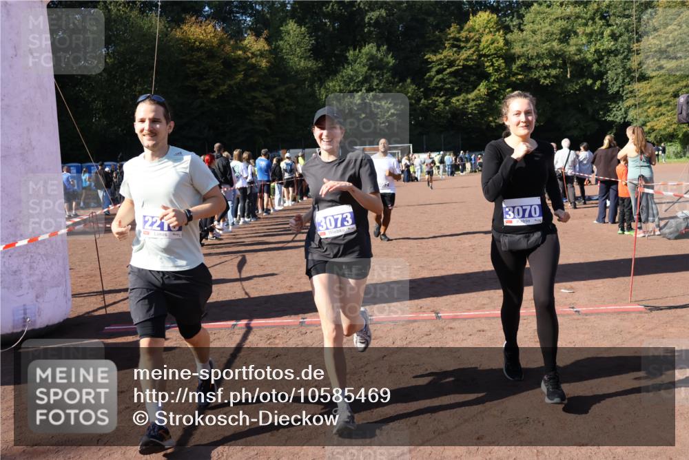 27.09.2026 - 35. Volkslauf durch das schöne Alstertal Strokosch-Dieckow http://msf.ph/oto/10585469 27.09.2026 11:46:35 Ziel 2215, 3070, 3073, 3161, 3952 meine-sportfotos.de