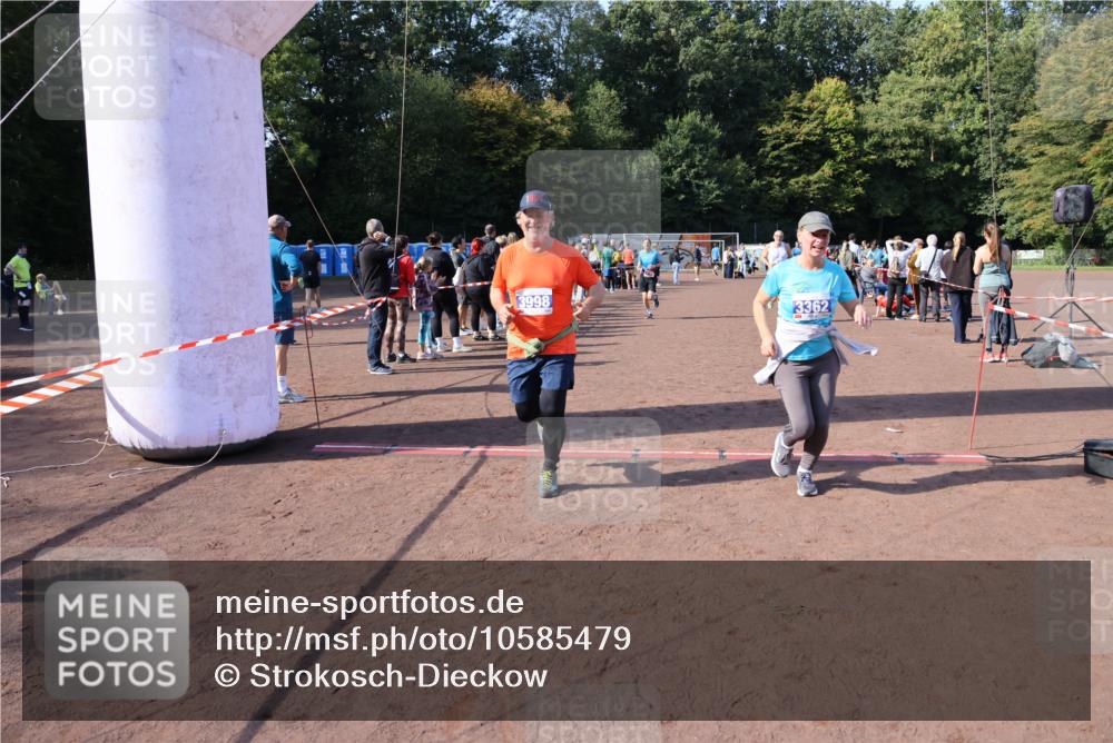 27.09.2026 - 35. Volkslauf durch das schöne Alstertal Strokosch-Dieckow http://msf.ph/oto/10585479 27.09.2026 11:48:59 Ziel 1462, 1466, 1482, 3362, 3998 meine-sportfotos.de