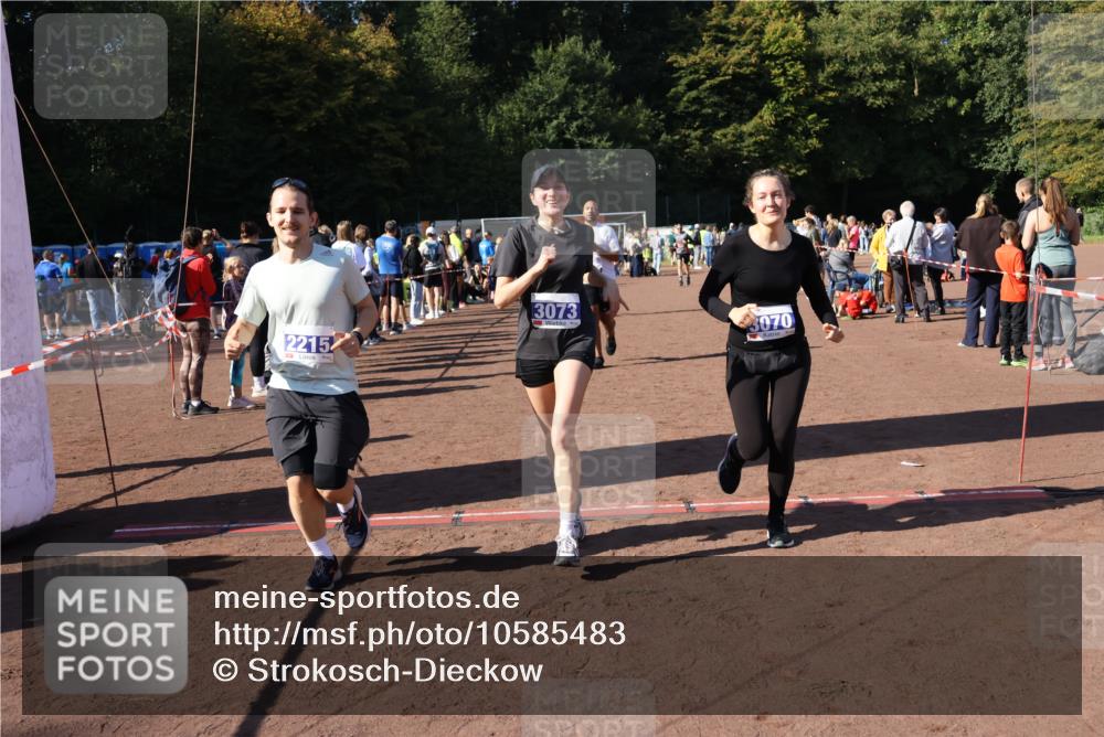 27.09.2026 - 35. Volkslauf durch das schöne Alstertal Strokosch-Dieckow http://msf.ph/oto/10585483 27.09.2026 11:46:35 Ziel 2215, 3070, 3073, 3161, 3952 meine-sportfotos.de