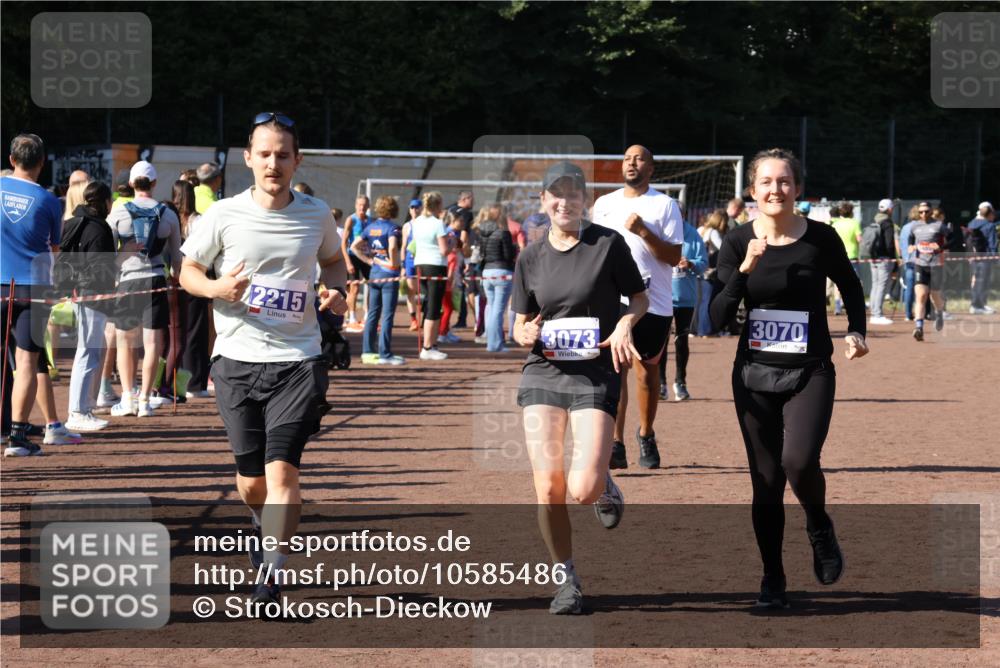 27.09.2026 - 35. Volkslauf durch das schöne Alstertal Strokosch-Dieckow http://msf.ph/oto/10585486 27.09.2026 11:46:32 Ziel 2215, 3070, 3073, 3952 meine-sportfotos.de