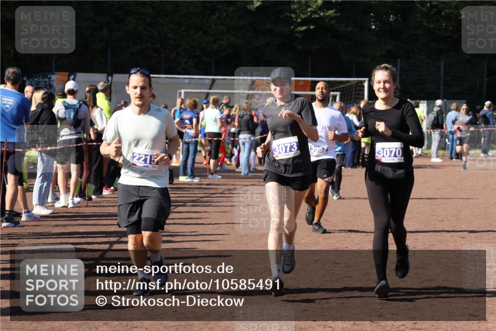 27.09.2026 - 35. Volkslauf durch das schöne Alstertal Strokosch-Dieckow http://msf.ph/oto/10585491 27.09.2026 11:46:32 Ziel 2215, 3070, 3073, 3952 meine-sportfotos.de