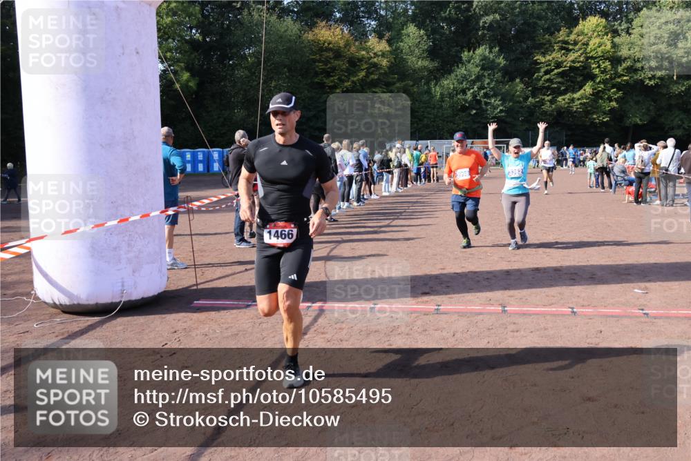 27.09.2026 - 35. Volkslauf durch das schöne Alstertal Strokosch-Dieckow http://msf.ph/oto/10585495 27.09.2026 11:48:58 Ziel 1462, 1466, 1482, 3362, 3998 meine-sportfotos.de