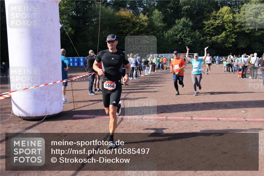 27.09.2026 - 35. Volkslauf durch das schöne Alstertal Strokosch-Dieckow http://msf.ph/oto/10585497 27.09.2026 11:48:58 Ziel 1462, 1466, 1482, 3362, 3998 meine-sportfotos.de