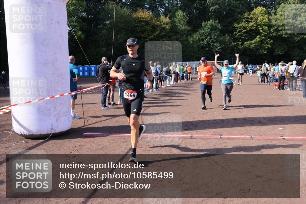 27.09.2026 - 35. Volkslauf durch das schöne Alstertal Strokosch-Dieckow http://msf.ph/oto/10585499 27.09.2026 11:48:57 Ziel 1462, 1466, 1482, 3362, 3998 meine-sportfotos.de