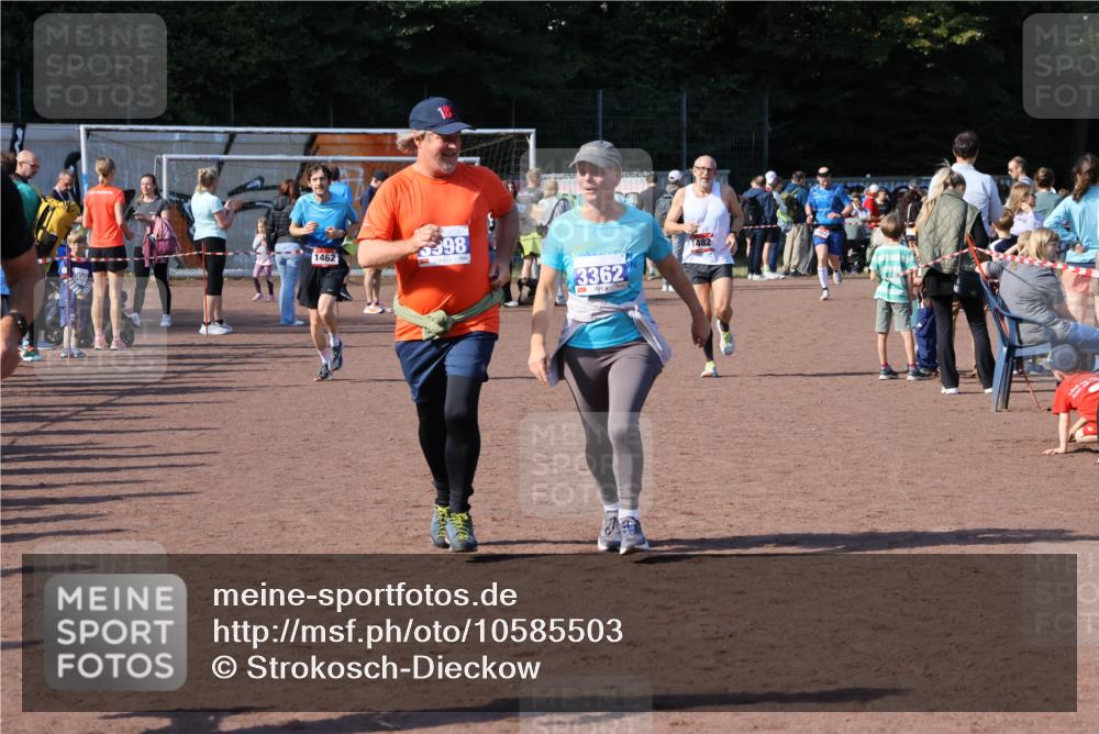 27.09.2026 - 35. Volkslauf durch das schöne Alstertal Strokosch-Dieckow http://msf.ph/oto/10585503 27.09.2026 11:48:56 Ziel 1462, 1466, 1482, 3362, 3998 meine-sportfotos.de