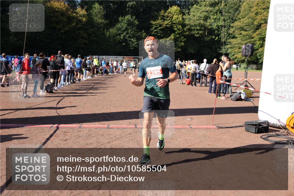 27.09.2026 - 35. Volkslauf durch das schöne Alstertal Strokosch-Dieckow http://msf.ph/oto/10585504 27.09.2026 11:46:26 Ziel 2215, 2395, 3070, 3073 meine-sportfotos.de