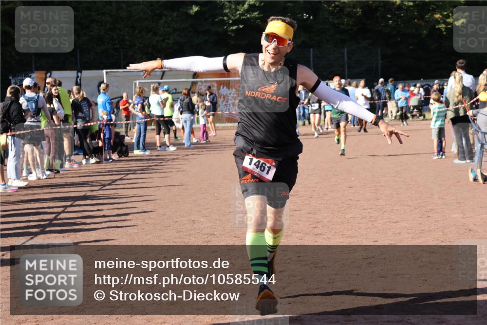 27.09.2026 - 35. Volkslauf durch das schöne Alstertal Strokosch-Dieckow http://msf.ph/oto/10585544 27.09.2026 11:46:20 Ziel 1461, 2395 meine-sportfotos.de