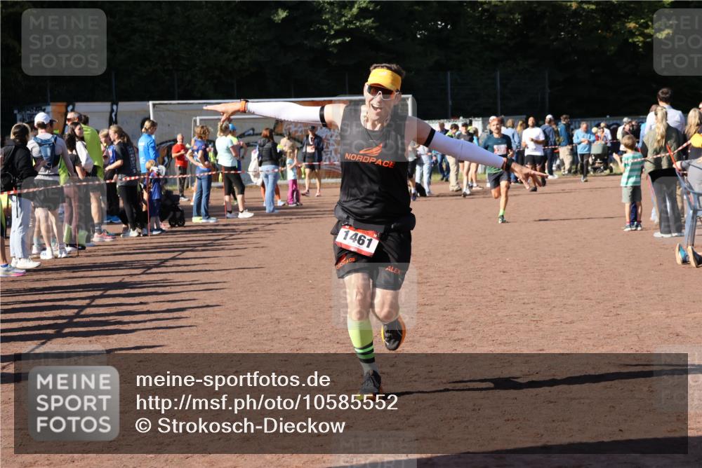 27.09.2026 - 35. Volkslauf durch das schöne Alstertal Strokosch-Dieckow http://msf.ph/oto/10585552 27.09.2026 11:46:19 Ziel 1461, 1467, 2395 meine-sportfotos.de