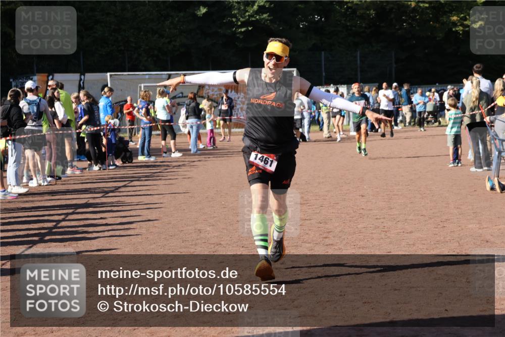 27.09.2026 - 35. Volkslauf durch das schöne Alstertal Strokosch-Dieckow http://msf.ph/oto/10585554 27.09.2026 11:46:19 Ziel 1461, 1467, 2395 meine-sportfotos.de