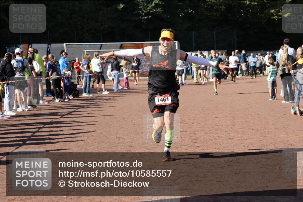 27.09.2026 - 35. Volkslauf durch das schöne Alstertal Strokosch-Dieckow http://msf.ph/oto/10585557 27.09.2026 11:46:19 Ziel 1461, 1467, 2395 meine-sportfotos.de
