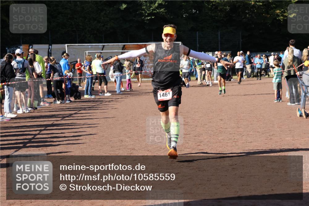 27.09.2026 - 35. Volkslauf durch das schöne Alstertal Strokosch-Dieckow http://msf.ph/oto/10585559 27.09.2026 11:46:19 Ziel 1461, 1467, 2395 meine-sportfotos.de