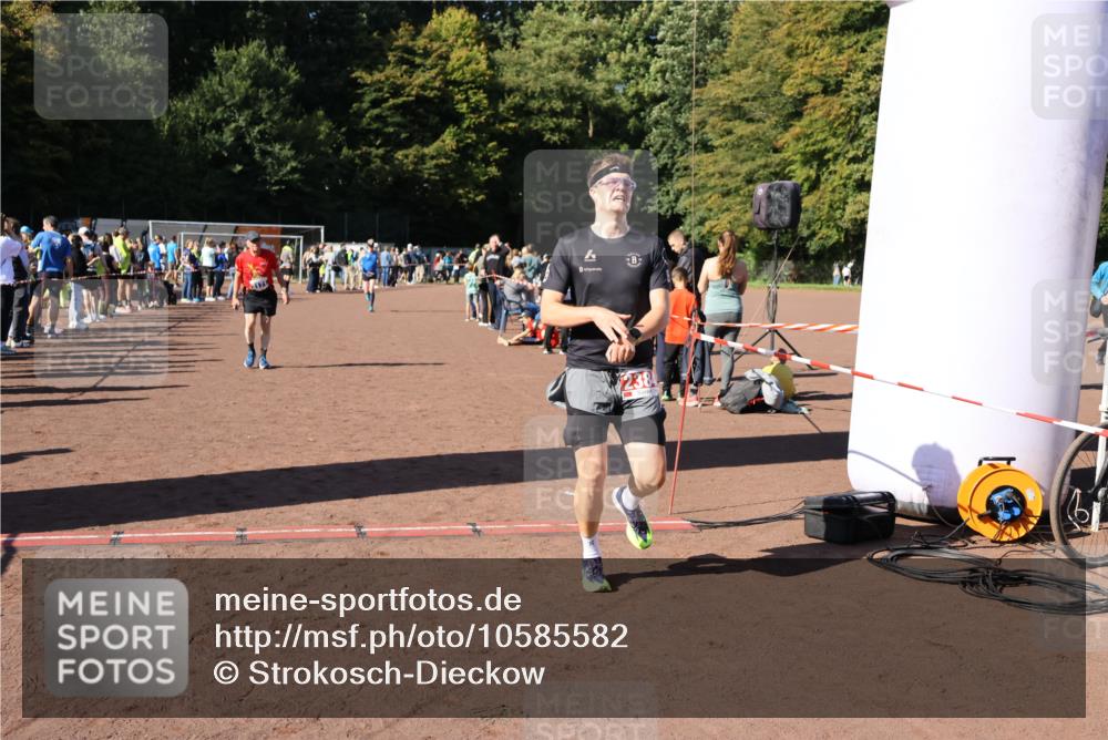 27.09.2026 - 35. Volkslauf durch das schöne Alstertal Strokosch-Dieckow http://msf.ph/oto/10585582 27.09.2026 11:45:51 Ziel 1453, 1469, 2171, 2384 meine-sportfotos.de