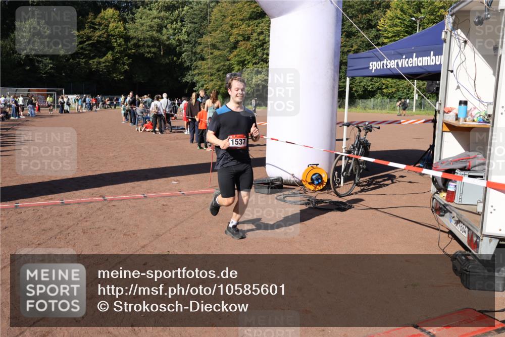 27.09.2026 - 35. Volkslauf durch das schöne Alstertal Strokosch-Dieckow http://msf.ph/oto/10585601 27.09.2026 11:45:30 Ziel 1537, 3197, 3199 meine-sportfotos.de