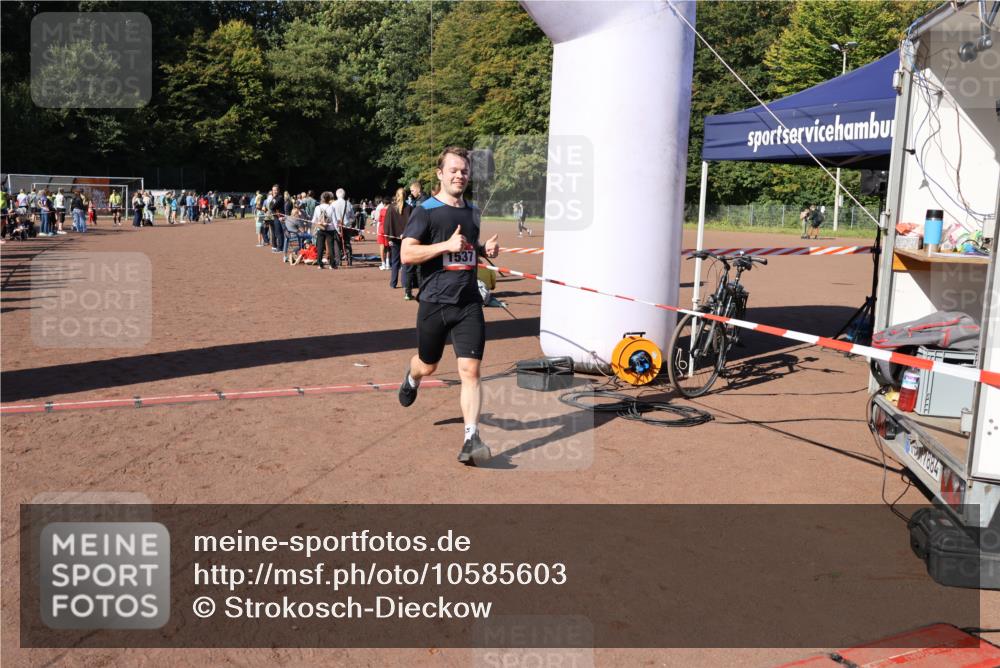 27.09.2026 - 35. Volkslauf durch das schöne Alstertal Strokosch-Dieckow http://msf.ph/oto/10585603 27.09.2026 11:45:30 Ziel 1537, 3197, 3199 meine-sportfotos.de
