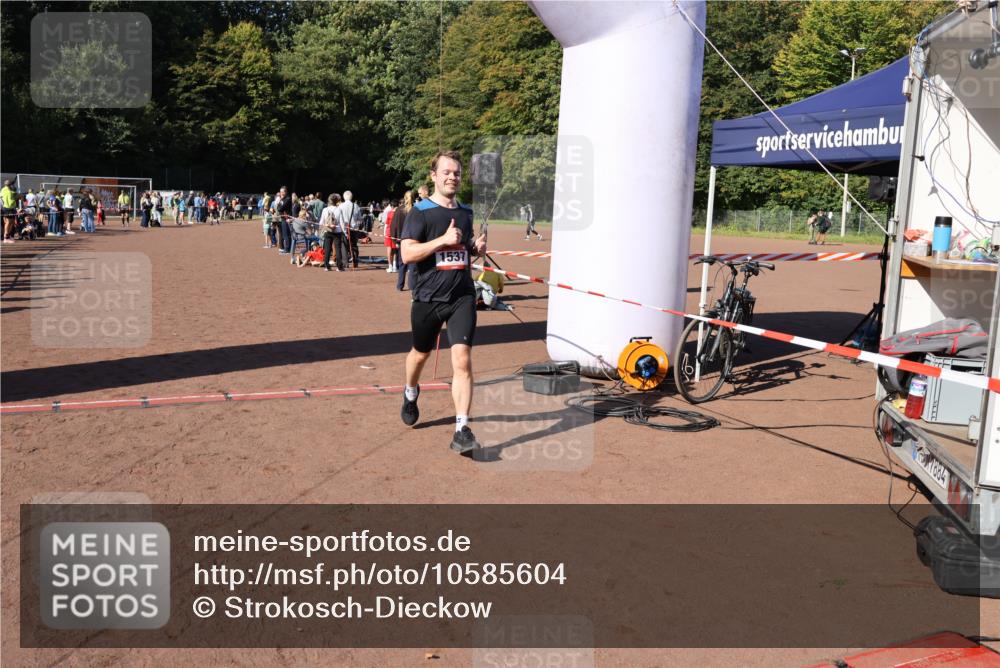 27.09.2026 - 35. Volkslauf durch das schöne Alstertal Strokosch-Dieckow http://msf.ph/oto/10585604 27.09.2026 11:45:30 Ziel 1537, 3197, 3199 meine-sportfotos.de