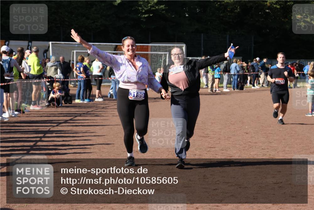 27.09.2026 - 35. Volkslauf durch das schöne Alstertal Strokosch-Dieckow http://msf.ph/oto/10585605 27.09.2026 11:45:24 Ziel 1537, 3197, 3199 meine-sportfotos.de