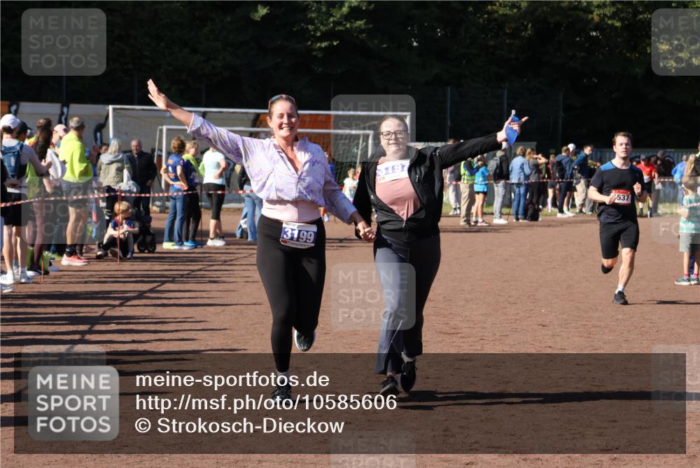 27.09.2026 - 35. Volkslauf durch das schöne Alstertal Strokosch-Dieckow http://msf.ph/oto/10585606 27.09.2026 11:45:24 Ziel 1537, 3197, 3199 meine-sportfotos.de