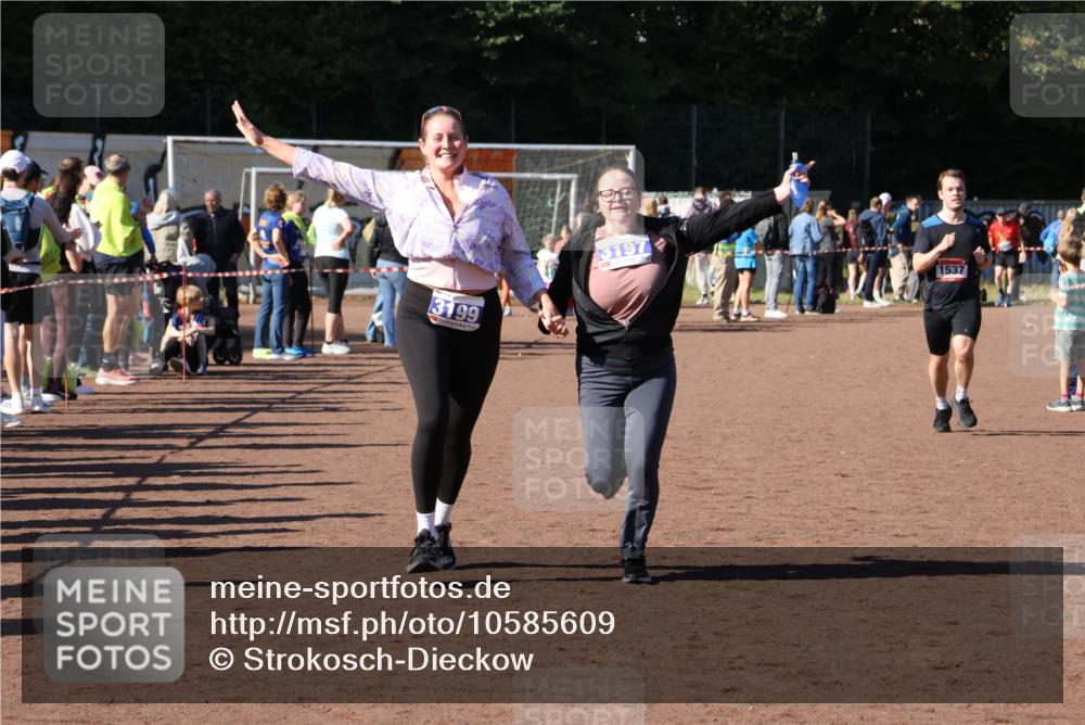 27.09.2026 - 35. Volkslauf durch das schöne Alstertal Strokosch-Dieckow http://msf.ph/oto/10585609 27.09.2026 11:45:24 Ziel 1537, 3197, 3199 meine-sportfotos.de