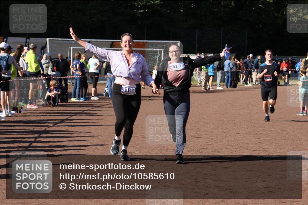 27.09.2026 - 35. Volkslauf durch das schöne Alstertal Strokosch-Dieckow http://msf.ph/oto/10585610 27.09.2026 11:45:24 Ziel 1537, 3197, 3199 meine-sportfotos.de