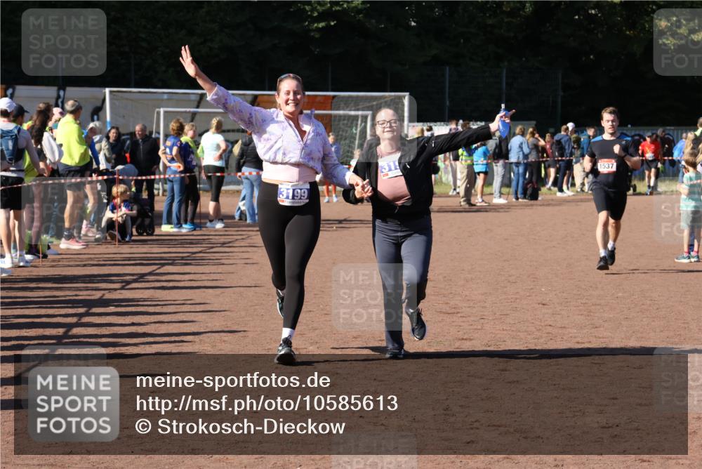 27.09.2026 - 35. Volkslauf durch das schöne Alstertal Strokosch-Dieckow http://msf.ph/oto/10585613 27.09.2026 11:45:24 Ziel 1537, 3197, 3199 meine-sportfotos.de