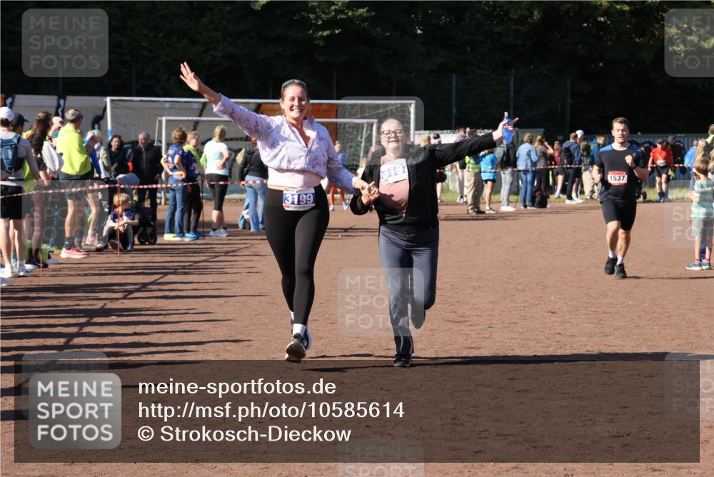 27.09.2026 - 35. Volkslauf durch das schöne Alstertal Strokosch-Dieckow http://msf.ph/oto/10585614 27.09.2026 11:45:24 Ziel 1537, 3197, 3199 meine-sportfotos.de